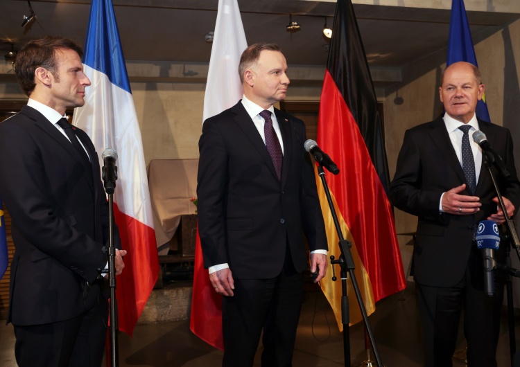 Emmanuel Macron, Andrzej Duda, Olaf Scholz Spotkanie Trójkąta Weimarskiego. Duda, Scholz i Macron zabierają głos