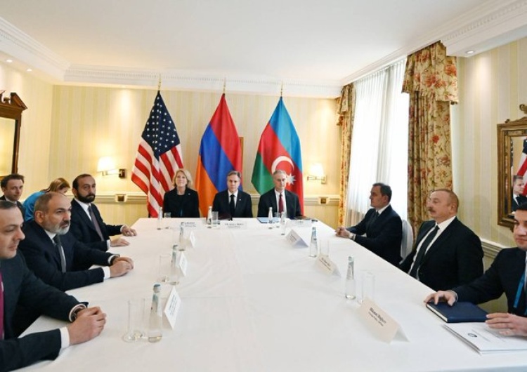 Spotkanie delegacji Armenii i Azerbejdżanu w obecności Antony'ego Blinkena Rosja na aucie. Armenia i Azerbejdżan rozmawiają o pokoju w obecności sekretarza stanu USA