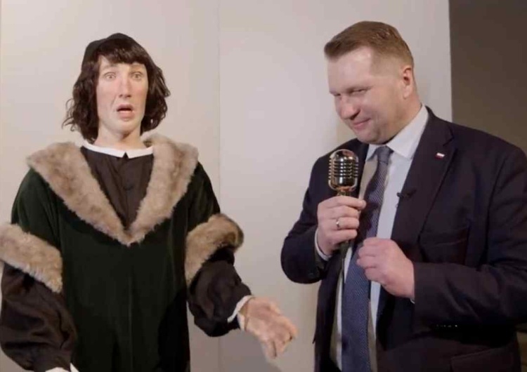 Minister Czarnek rozmawia z robotem