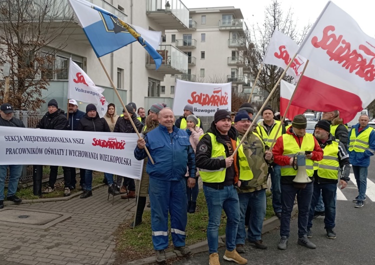 pikieta pod siedzibą Wód Polskich w Poznaniu  Dzisiaj to, czy pracownicy firm wodno-kanalizacyjnych będą mieli pracę zależy od Wód Polskich 