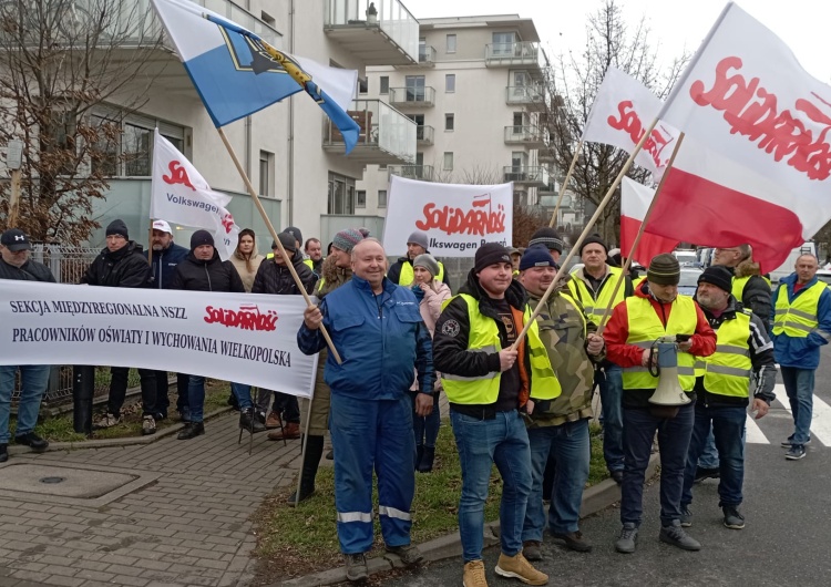 pikieta pod siedzibą Wód Polskich w Poznaniu Dzisiaj to, czy pracownicy firm wodno-kanalizacyjnych będą mieli pracę zależy od Wód Polskich