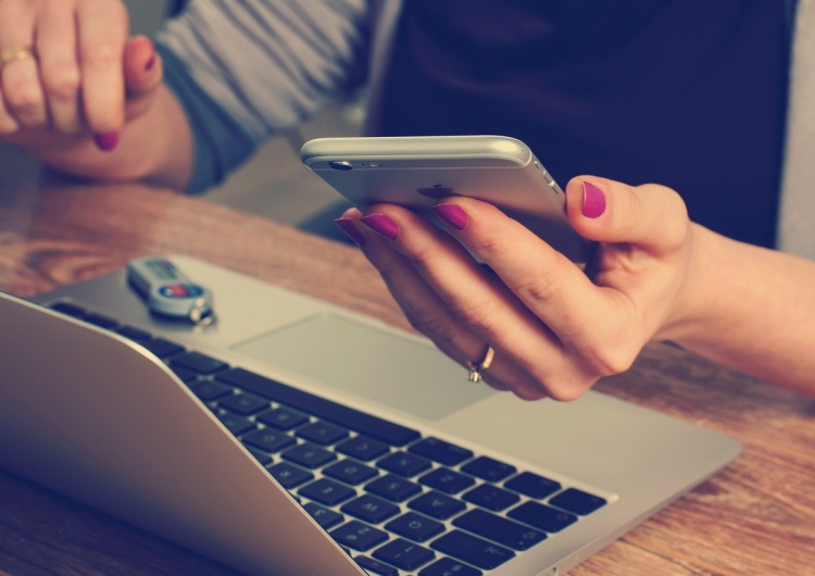 Laptop / zdjęcie poglądowe Oszuści podszywają się pod popularną platformę zakupową. NASK ostrzega