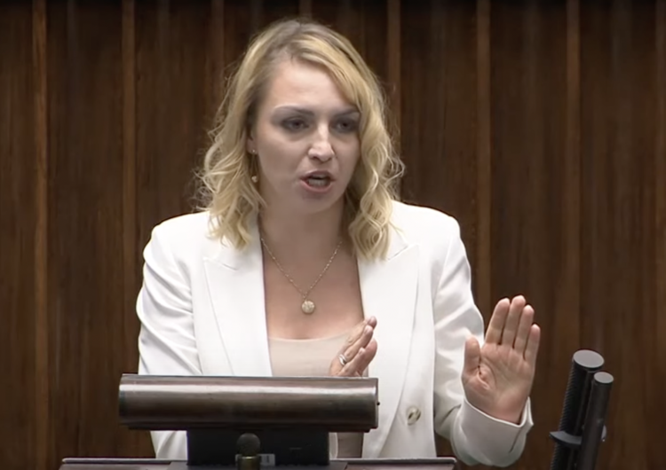 Kinga Gajewska Kompromitacja Gajewskiej. Pochwaliła się zdjęciem Tuska z Bidenem. Jest jedno ale...