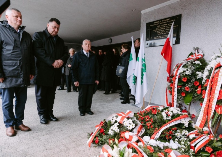 Region Rzeszowski NSZZ „Solidarność” reprezentowali przewodniczący Roman Jakim, Marek Hojło i Marian Irzyk Uczczono 42. rocznicę Porozumień Rzeszowsko-Ustrzyckich