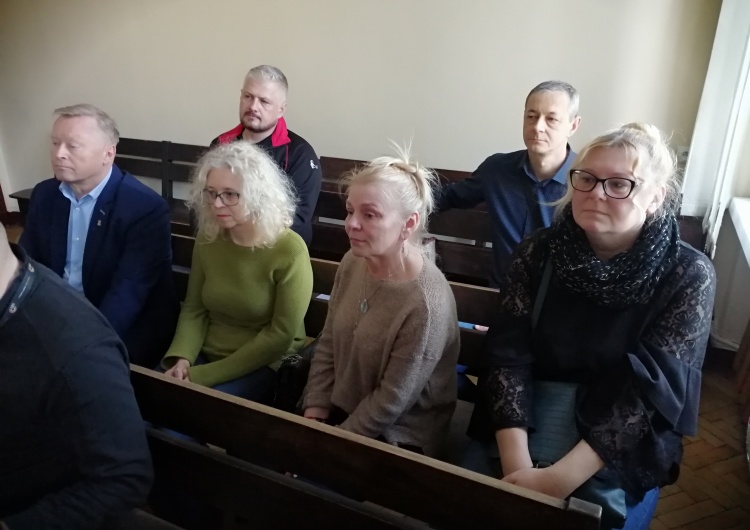 Poszkodowani słuchają ogłoszenia wyroku w sprawie przeciwko Danucie R. Zapadł wyrok w głośnej sprawie przeciwko byłej dyrektor PUP w Kutnie