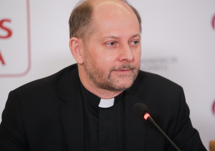 o. Leszek Gęsiak SJ, rzecznik KEP Kolosalne liczby. Jak Kościół w Polsce pomagał Ukrainie przez ostatni rok - konferencja w Episkopacie Polski