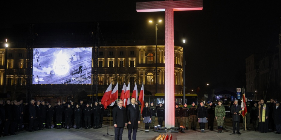 Prezydent Karol Nawrocki w rocznicę stanu wojennego zapalił Światło Wolności: Niech żyje Polska! Precz z komuną