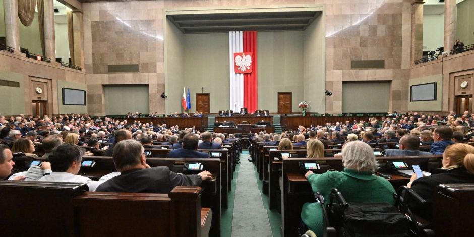 Najnowszy sondaż: KO na czele, ale rząd Tuska bez większości. Prawica może przejąć Sejm
