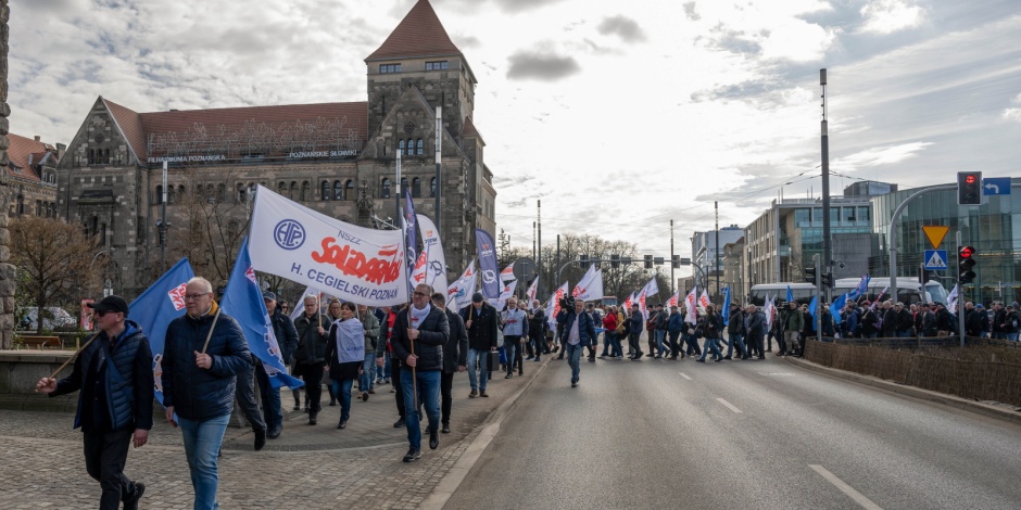 Żądamy pracy i płacy. W Poznaniu demonstrowali pracownicy zakładów Cegielskiego, WSK i Stomilu