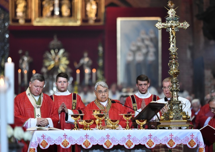 Prefekt Kongregacji Spraw Kanonizacyjnych kard. Marcello Semeraro (trzeci od lewej) i abp Józef Kupny (pierwszy od lewej) Beatyfikacja męczennic śląskich zamordowanych przez Armię Czerwoną