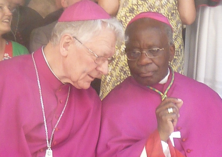Biskupi Luc van Looy i Augustine Kasujja na procesji Najdroższej Krwi w Brugii w 2017 roku Belgijski nominat jednak nie zostanie kardynałem. Powodem mają być oskarżenia