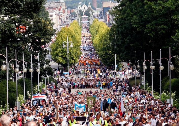 Wejście 311. Pieszej Pielgrzymki Warszawskiej Wniebowzięcie - patrz w górę!