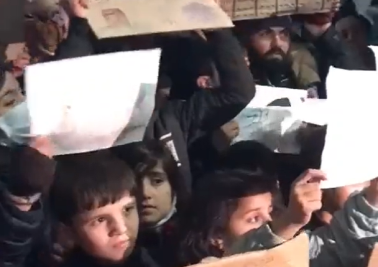 Protest migrantów w Bruzgach Tak reżim Łukaszenki wykorzystuje dzieci do propagandy [VIDEO]