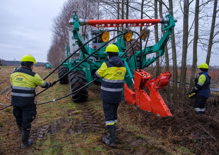 Maszyna do kablowania PGE przyspiesza proces kablowania sieci energetycznych. Nowa maszyna ułoży nawet 5 km kabli dziennie