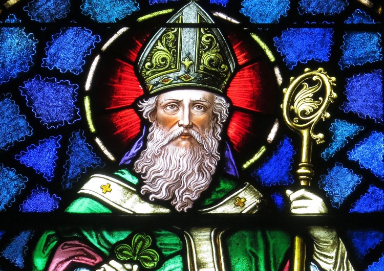 witraż z wizerunkiem św. Patryka w kościele w Junction City 17 marca – wspomnienie św. Patryka, wielkiego Europejczyka i patrona Irlandii
