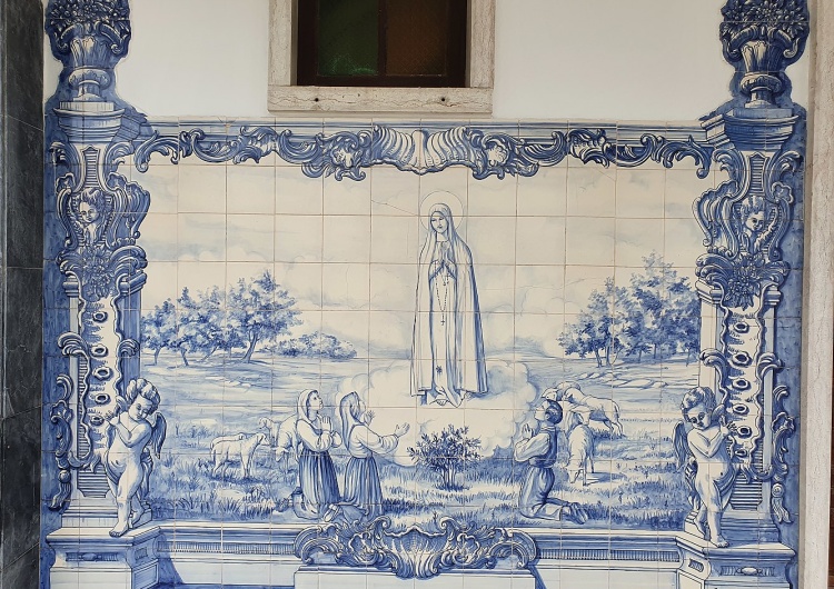 Objawienie fatimskie. Panel kaflowy na fasadzie kościoła Nossa Senhora de Fátima w Negrais Dziś 106. rocznica początku objawień fatimskich