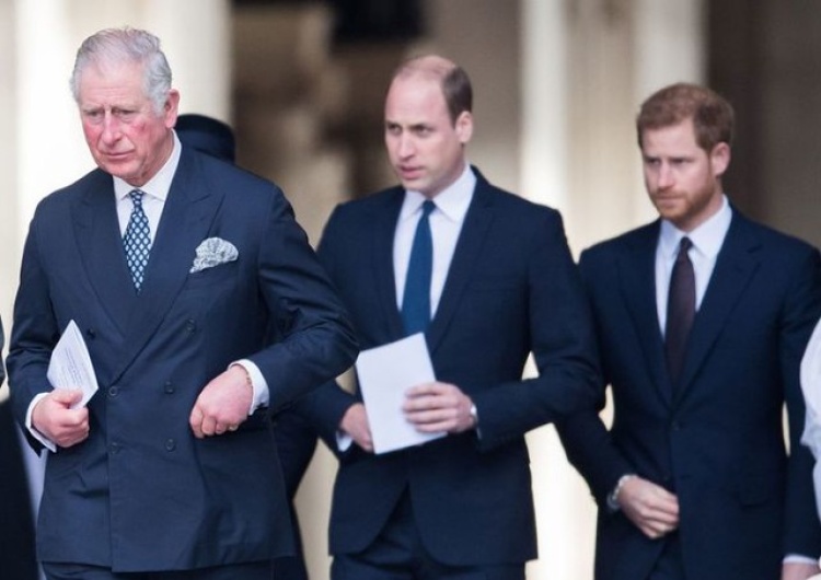 król Karol III, książę William i książę Harry Burza w Pałacu Buckingham. Król Karol III chce ostatecznie pozbyć się księcia