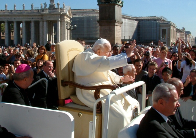 Jan Paweł II na pl. św. Piotra  CBOS: 
