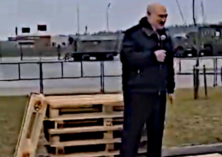 Łukaszenka tłumaczy się imigrantom w centrum logistycznym w Bruzgach [VIDEO] Imigranci domagają się zwrotu pieniędzy. Łukaszenka gęsto się tłumaczy