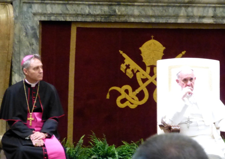 Od lewej: abp Georg Gänswein, papież Franciszek Papież polecił abp. Gänsweinowi powrót do macierzystej diecezji