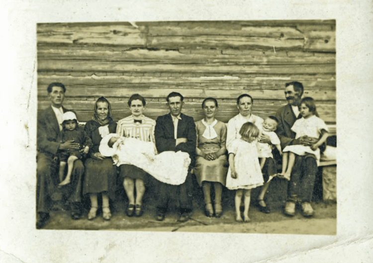 Rodzina Ulmów po chrzcinach jednego z dzieci (lato 1941) Rodzina daje nam siłę - żyjmy jak Ulmowie