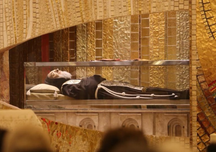 Ciało św. o. Pio z San Giovanni Rotonto Kościół wspomina św. Pio z Pietrelciny, jednego z najbardziej znanych współczesnych charyzmatyków 