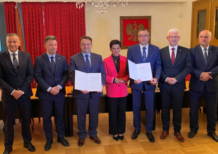 Podpisanie umowy inwestycyjnej pomiędzy PGE  i NFOŚiGW PGE i NFOŚiGW podpisały umowę inwestycyjną na finansowanie budowy magazynu zielonej energii Młoty