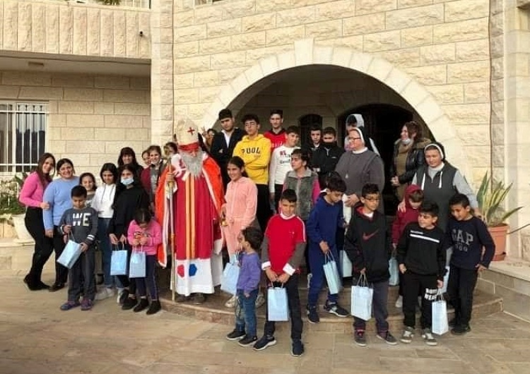 Dzieci i opiekunki w Domu Pokoju w Betlejem Apel o ratunek dla domu dziecka prowadzonego przez elżbietanki w Betlejem