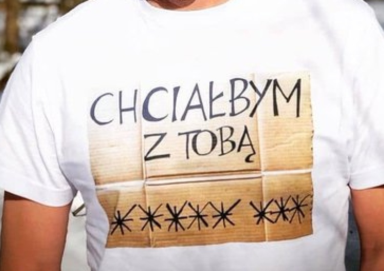  Komik kabaretu Ani Mru-Mru promował koszulki z ośmioma gwiazdkami już wiosną