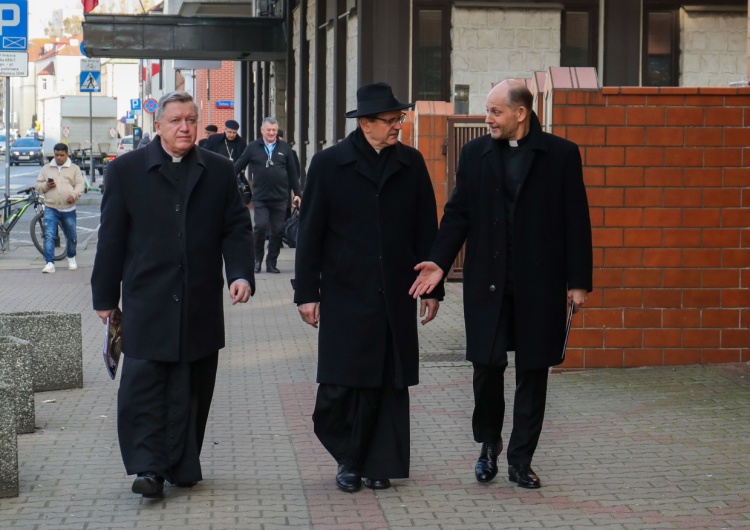 Od lewej: abp Józef Kupny, zastępca przewodniczącego KEP; abp Tadeusz Wojda, przewodniczący KEP; o. Leszek Gęsiak, rzecznik KEP Po 397. Zebraniu Plenarnym Konferencji Episkopatu Polski