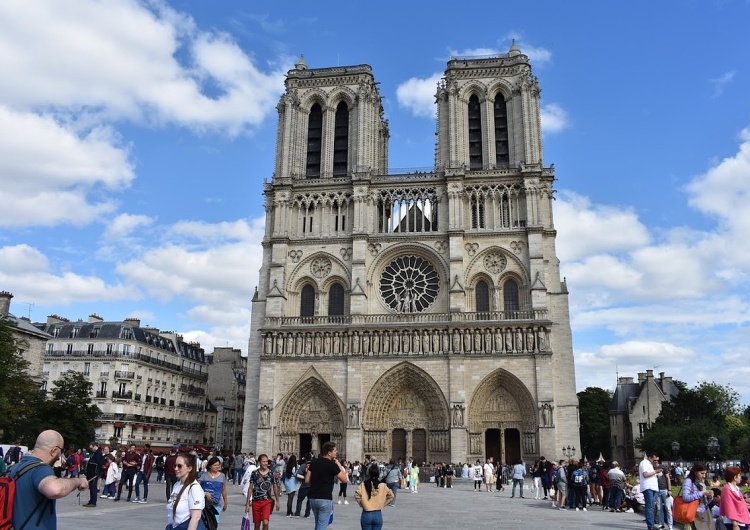 Katedra Notre Dame w Paryżu Rekordowa liczba katechumenów we Francji. W czasie Wigilii Paschalnej przyjmą chrzest