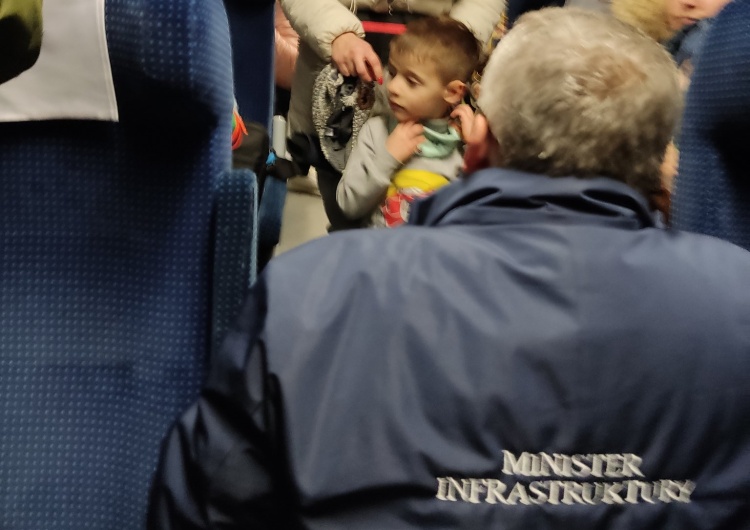 Minister Andrzej Adamczyk z uchodźcami z Ukrainy 