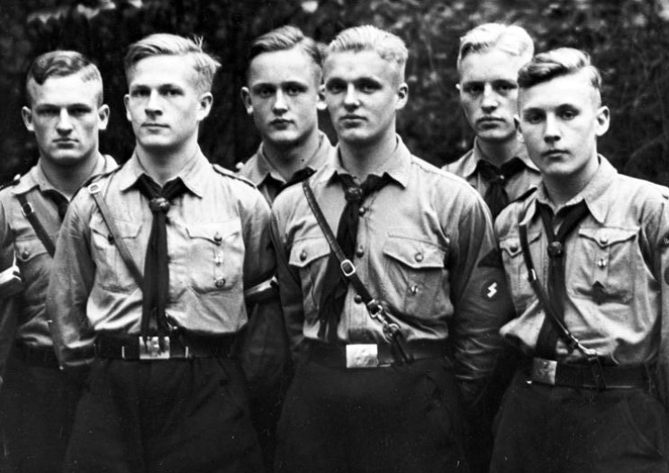 członkowie Hitlerjugend [Z Niemiec dla Tysol.pl] Wojciech Osiński: Hitlerjugend. Nierozliczeni zbrodniarze